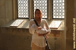 Femeie în pelerinaj la Mănăstirea Putna