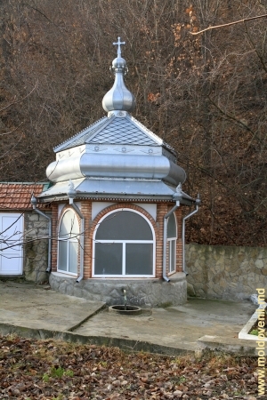 Павильон над одним из источников монастыря Жапка