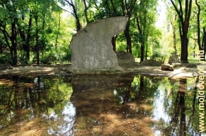 Скульптура «Скала раздумий», символизирующая этапы жизни – детство, зрелость, старость, в форме крыла