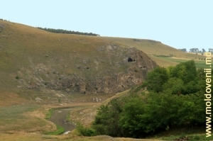 Толтры и Чухур у села Хородиште, видна большая пещера в скальном массиве