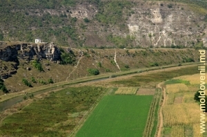 Скальный хребет, колокольня, на дальнем плане правый склон Бутученского ущелья над Реутом