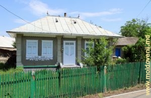 Старые и новые дома жителей села Коржеуць