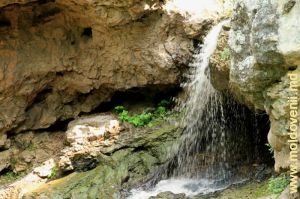 Водопад в верхней части ущелья Вэратик, вид сбоку