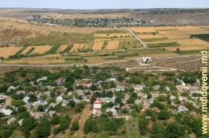 Вид на село Бутучень и долину Реута с правого склона Бутученского ущелья, на дальнем плане видно село Требужень