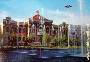 Havuzul de lîngă Palatul Național (fostul Palat „Octombrie”)