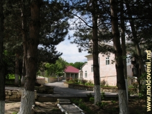 Двор монастыря Суручень