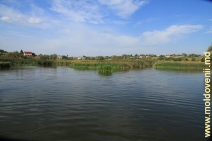 Озеро в центре села Коржэуць, Бричень