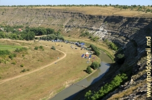 Северо-восточная часть скального массива над Реутом. Видна площадка фестиваля Густар-2 (27-28 авг. 2011)