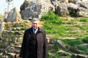 Директор Ботанического сада А. С. Телеуца на фоне альпинария