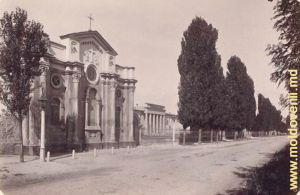 Strada Kiev. Primul gimnaziu clasic pentru bărbați (dreapta din spate) și Biserica Sf. Andrei.