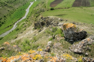 Вид на толтровые скалы и реку Раковэц в конце ущелья