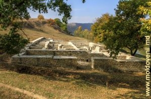 Ruinele Băilor Turceşti „mutilate de restaurare” din preajma satului Trebujeni, Orhei