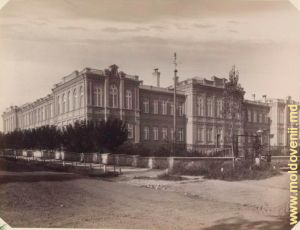 Угол Губернской и Ренийской улиц. Реальное училище (сейчас один из корпусов Госуниверситета. 1889 г.