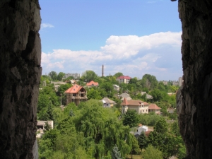 Вид на город Сорока через амбразуру крепости