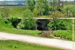 Мосты и дороги над рекой Ларга в селе Хлина, Бричень