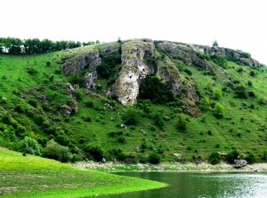 Malul lacului de acumulare, de-a lungul albiei rîului Ciugur, Costeşti, Rîşcani