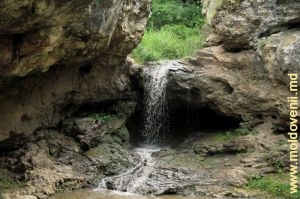 Водопад в верхней части ущелья Вэратик