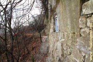 Тропка вдоль стены скальной церкви