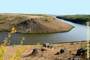 Vedere spre lacul de acumulare de pe panta şirului de toltre