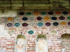 Discuri cu reliefuriamplasate în partea superioară a pereţilor