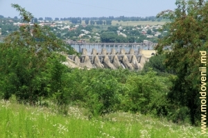 Vedere spre baraj, lacul de acumulare şi oraşul Dubăsari de pe panta dealului