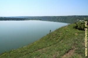 Vedere spre lacul de acumulare şi satul Molovata Nouă (malul stîng) de pe malul abrupt