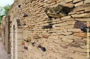 Modele de zidire a pereţilor din jurul izvoarelor