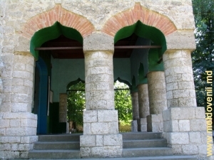 Портик Кухурештской церкви, вид сбоку 