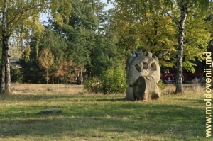 Sculptură în parcul de la Ungheni