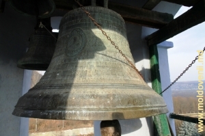 Колокол на 2-м ярусе колокольни монастыря Жапка