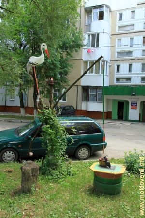 Элементы декоративного оформления сквера у дома 22 по ул. Садовяну