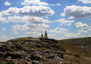 Вид на церковь со стороны скального монастыря