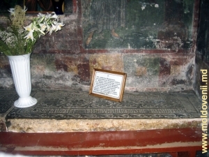 Mormîntul lui Roman I Voievod la Mănăstirea Bogdana
