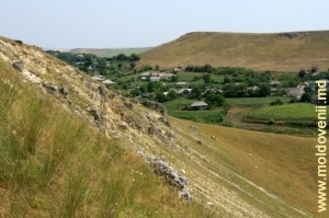 Вид на село и толтровую гряду со склона ущелья