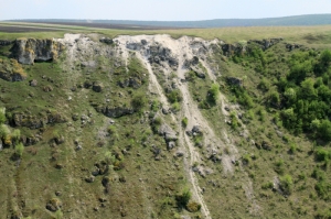Alunecări de teren pe partea stîngă a defileului