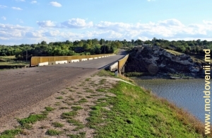 Podul peste braţul Ciuhurului, a lacului de acumulare Costeşti din preajma satului Văratic, Rîşcani