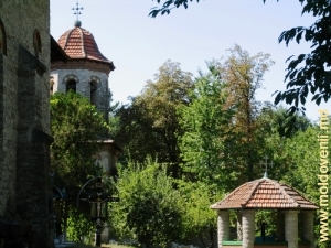 Вид на колокольню и беседку во дворе Кухурештской церкви