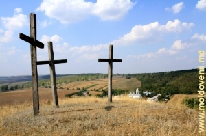 Вид от крестов на вершине горы «Голгофа» на монастырь Добруша