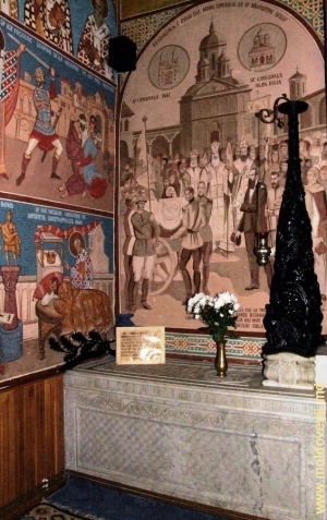 Sarcofagul lui Mihai Viteazul, sculptat de Carol Storck şi scena reîntoarcerii craniului de la Iaşi, în prezenţa regelui Ferdinad şi a lui Nicolae Iorga, pictată deasupra