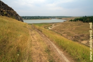 Вид на водохранилище и село Вэратик со склона ущелья