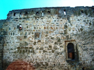 Peretele de apus a fortului cu locul stemei Moldovei şi golul de intrare, aflat la nivelul etajului