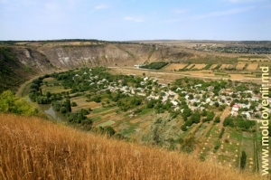 Село Бутучень и часть долины Реута, вид с правого склона Бутученского ущелья