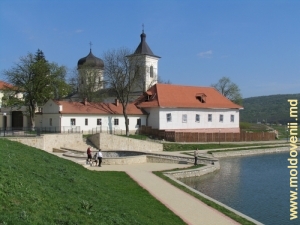 Mănăstirea Căpriana de pe malul lacului, raionul Străşeni