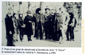 Т. Попа и группа выпускников лицея изобразительного искусства им. И. Виеру навещают В. Маринеску в санатории «Кодру», 1981 год