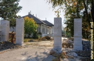 Porţile Casei-muzeu „Lazo” din centrul satului Piatra, Orhei
