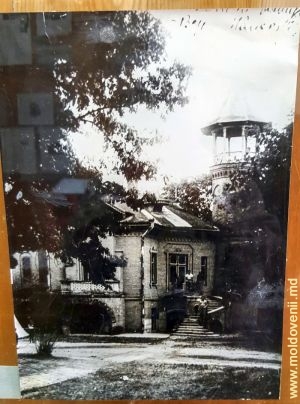Fotografia veche a Palatului de Vînătoare. Se zărește rotonda de pe unul dintre turnurile de pază