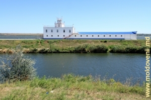 Clubul de Yachturi de pe lîngă Hidrocentrala moldovenească situat pe limba de pămînt dintre canalul de evacuare şi lacul de acumulare