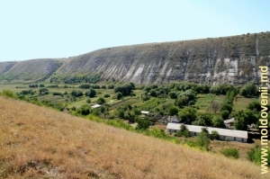Вид на долину Реута на окраине села Бутучень со скального хребта вблизи церкви