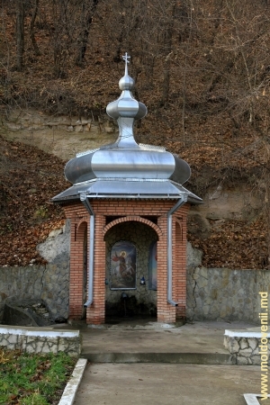 Pavilionul de deasupra unuia dintre izvoarele Mănăstirii Japca