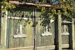 Старые деревянные ворота в селе Вэлчинец 